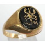 9ct gold and enamel scorpion signet ring, size W, 3.4g. P&P Group 1 (£14+VAT for the first lot