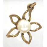 9ct gold pierced flower pendant with a central pearl, L: 20 mm, 0.7g. P&P Group 1 (£14+VAT for the