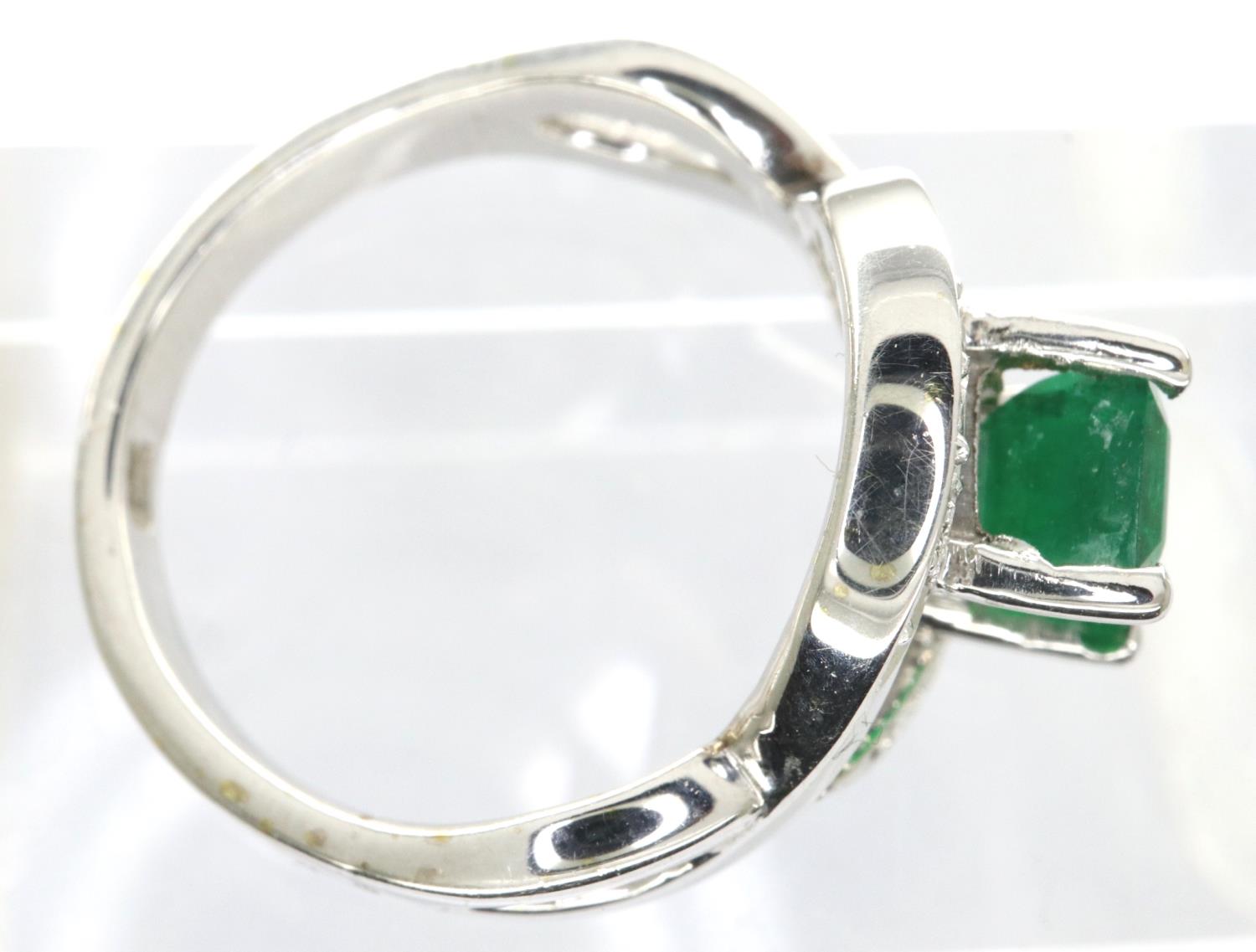 18ct white gold, emerald and diamond ring, size J, 4.4g. P&P Group 1 (£14+VAT for the first lot - Image 2 of 3