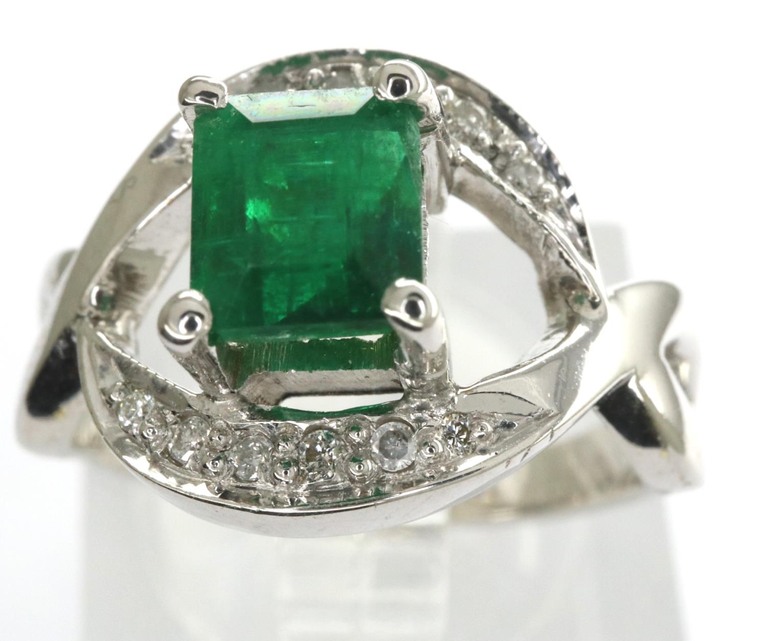 18ct white gold, emerald and diamond ring, size J, 4.4g. P&P Group 1 (£14+VAT for the first lot