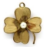 12ct gold four leaf clover pendant set with a central seed pearl, D: 31 mm, 1.7g. P&P Group 1 (£14+