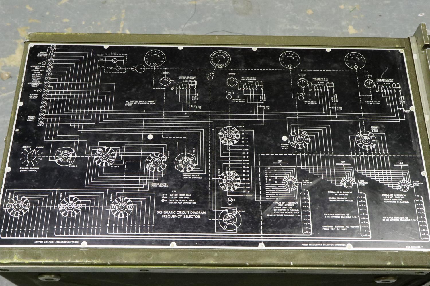 US Military WWII VHF portable communications receiver, model R-278. Not available for in-house P&P - Image 6 of 6