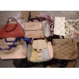 Large quantity of ladies handbags. P&P Group 3 (£25+VAT for the first lot and £5+VAT for