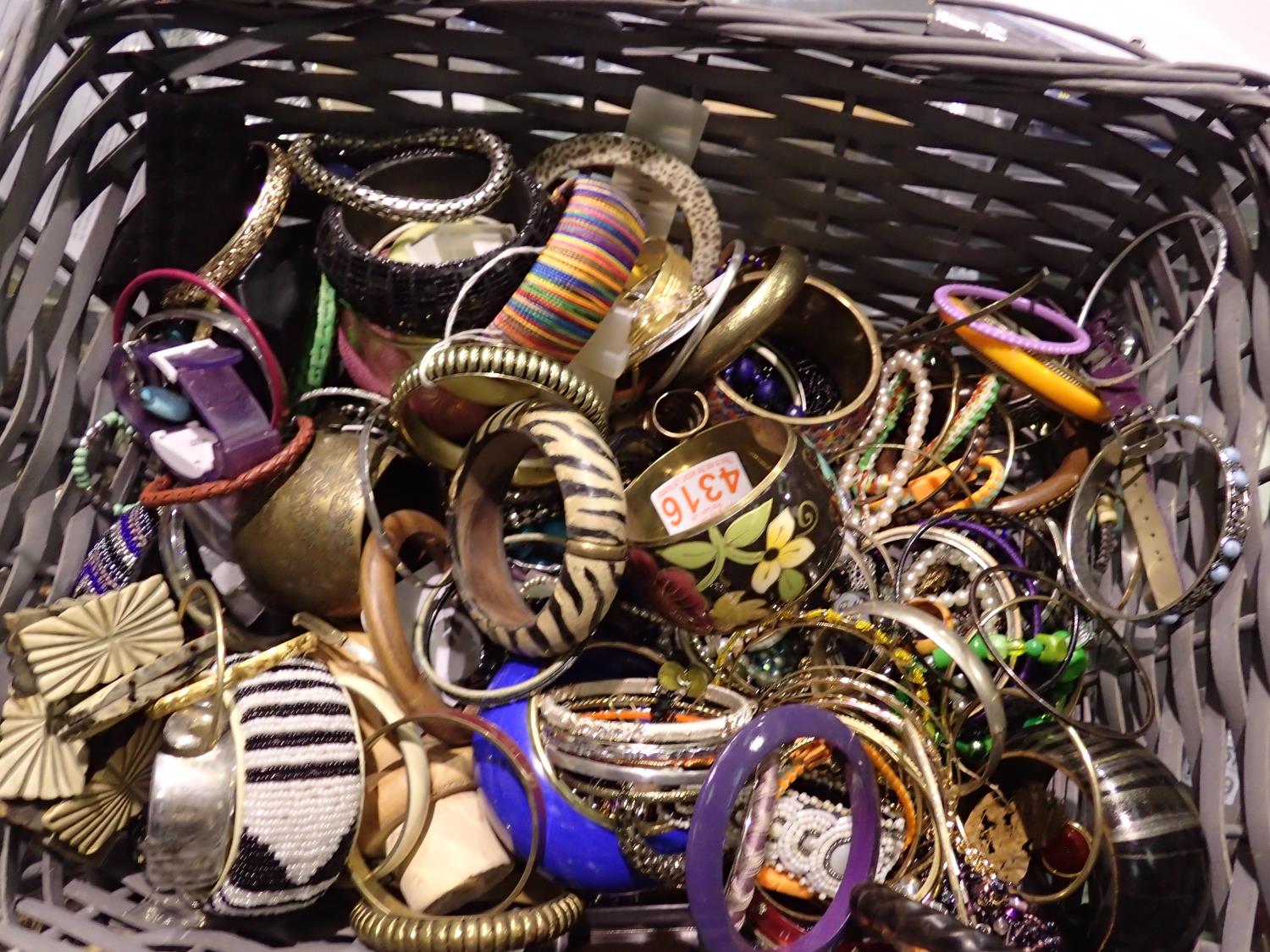 Large quantity of costume jewellery, mainly bangles. P&P Group 2 (£18+VAT for the first lot and £3+