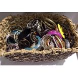 Quantity of mixed costume bangles. P&P Group 2 (£18+VAT for the first lot and £3+VAT for