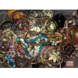 Quantity of mixed costume jewellery, mainly bangles. P&P Group 1 (£14+VAT for the first lot and £1+