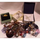 Mixed costume jewellery, mainly beads, including some silver. P&P Group 1 (£14+VAT for the first lot