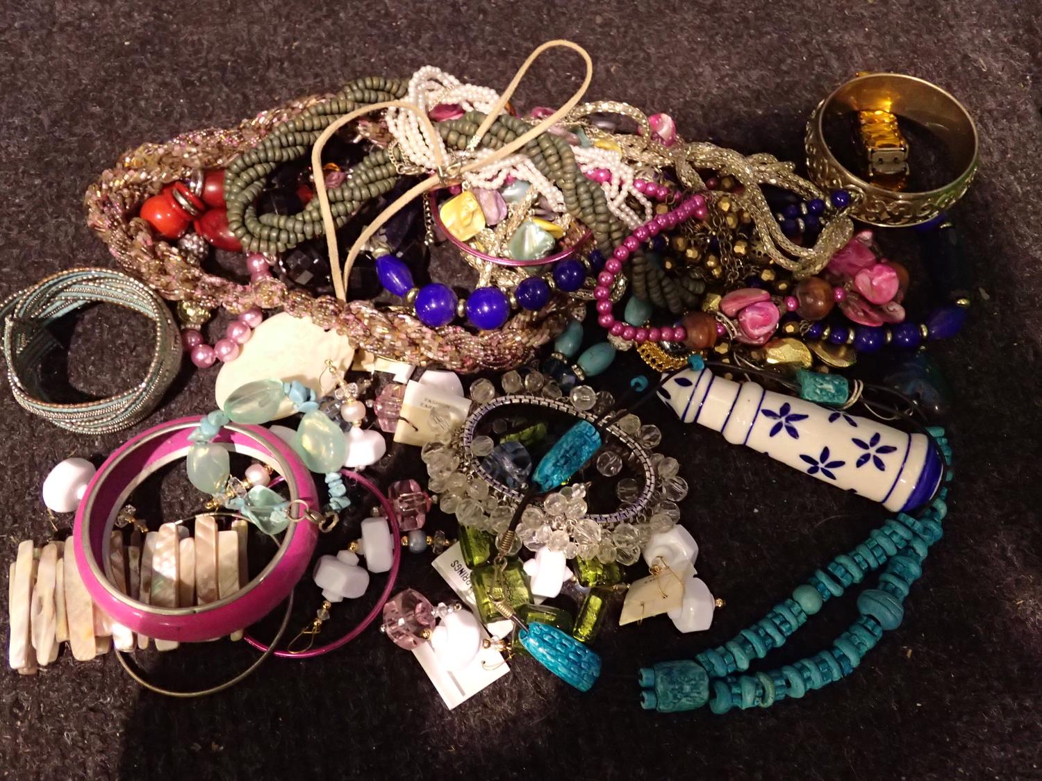 Mixed costume jewellery including bangles. P&P Group 1 (£14+VAT for the first lot and £1+VAT for