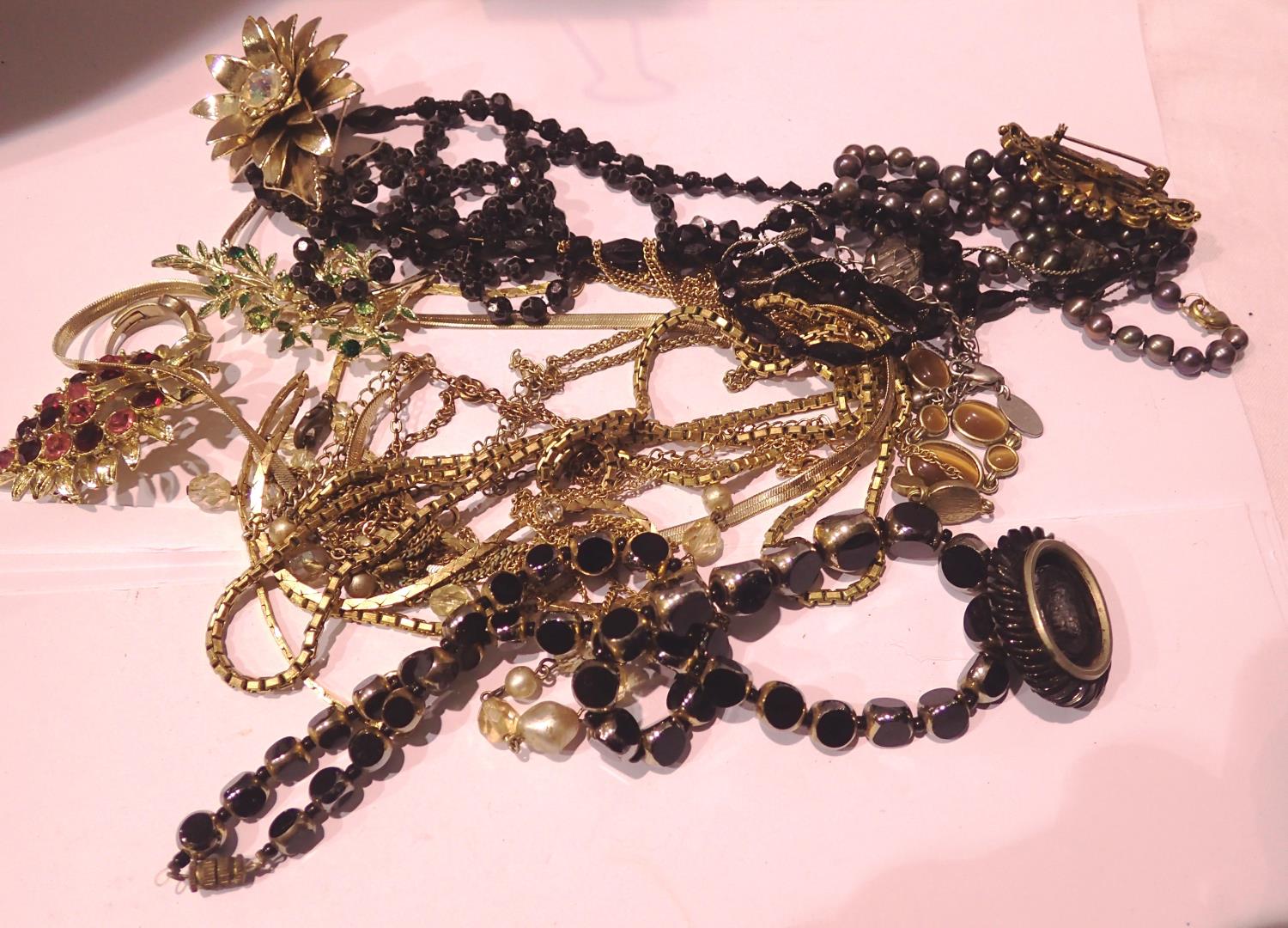 Quantity of mixed costume jewellery including brooches. P&P Group 1 (£14+VAT for the first lot