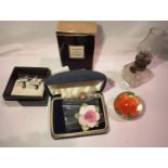 Mixed collectables including cufflinks and a Coalport brooch. P&P Group 1 (£14+VAT for the first lot