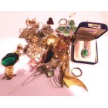Mixed costume jewellery including silver. P&P Group 1 (£14+VAT for the first lot and £1+VAT for