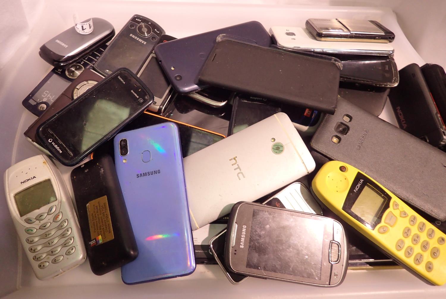 Tray of mixed mobile phones including Samsung and HTC. P&P Group 2 (£18+VAT for the first lot and £