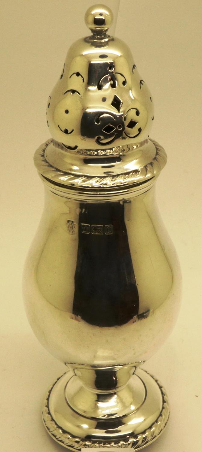 William Hutton & Sons Ltd, hallmarked silver Edward VII sugar castor, Sheffield assay 1906, H: 16 - Image 2 of 5