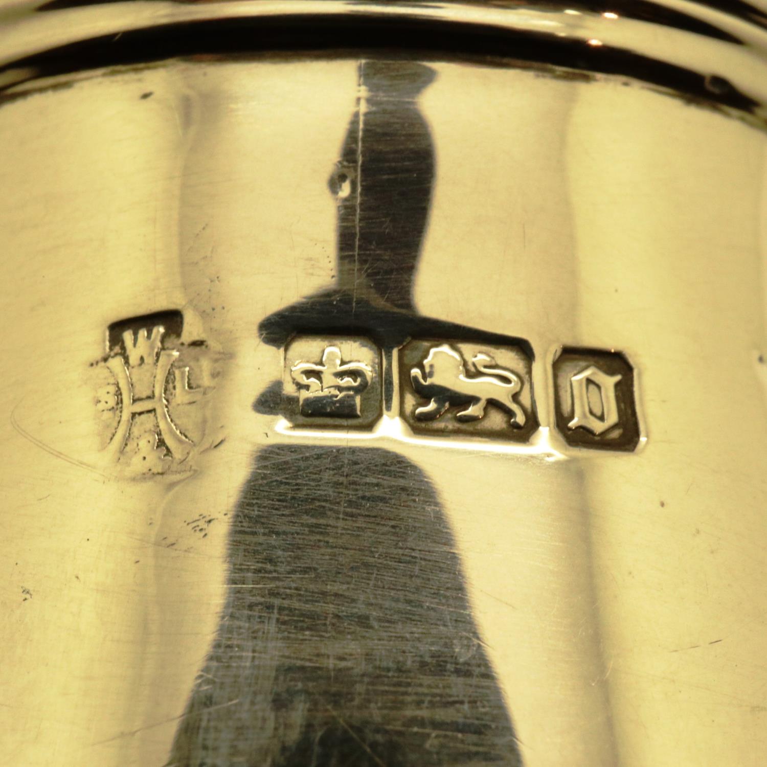 William Hutton & Sons Ltd, hallmarked silver Edward VII sugar castor, Sheffield assay 1906, H: 16 - Image 4 of 5