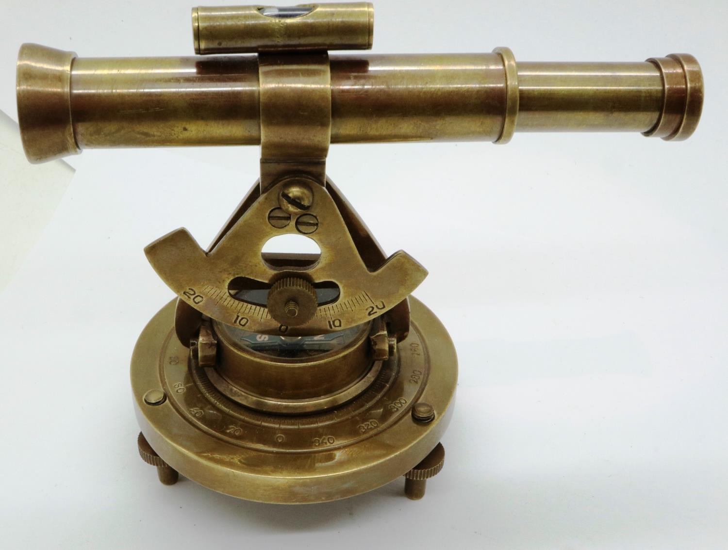 Miniature brass telescope and compass, H: 10 cm. P&P Group 2 (£18+VAT for the first lot and £3+VAT