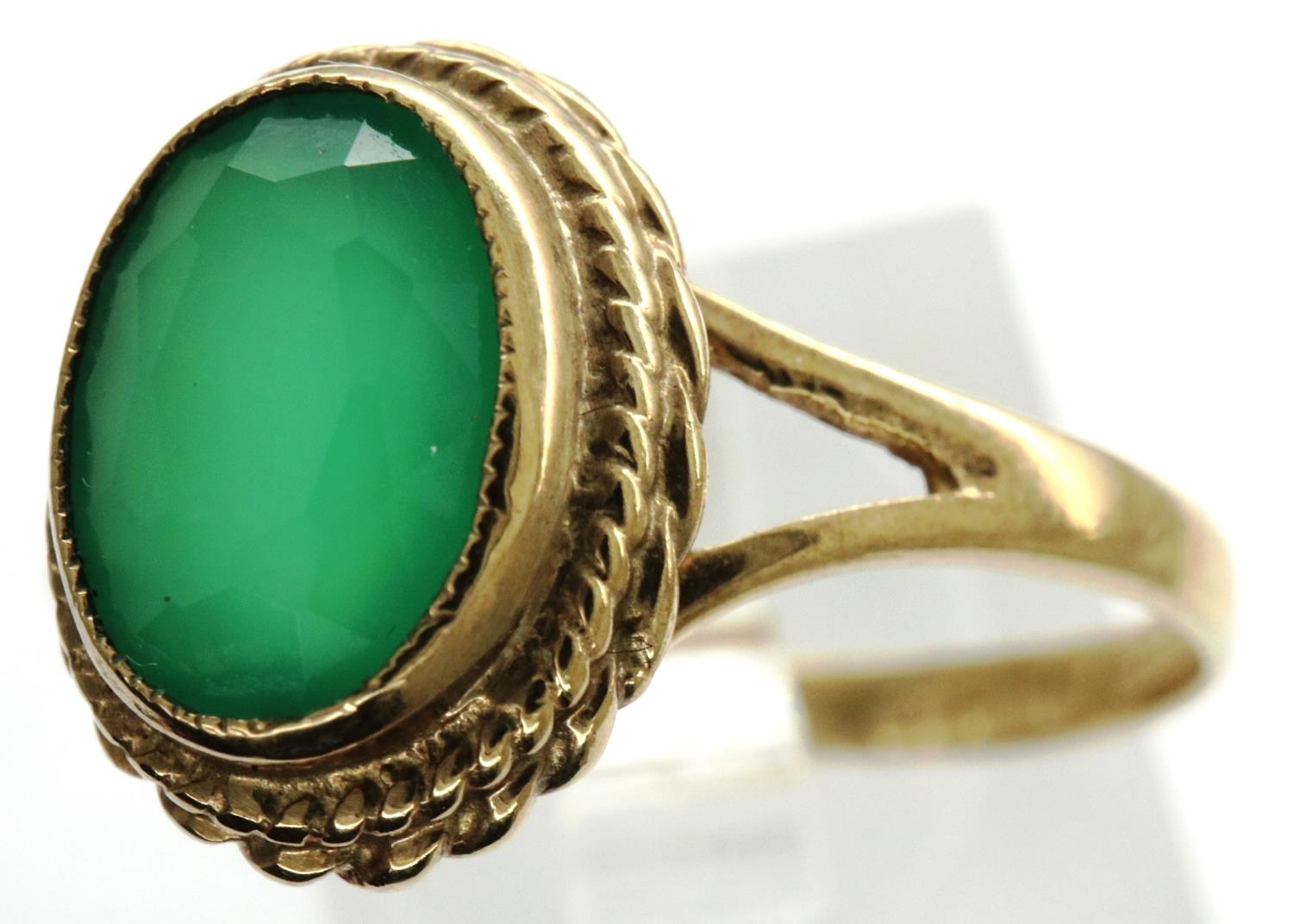 9ct gold ring set with a singular jadeite, size Q, 2.2g. P&P Group 1 (£14+VAT for the first lot
