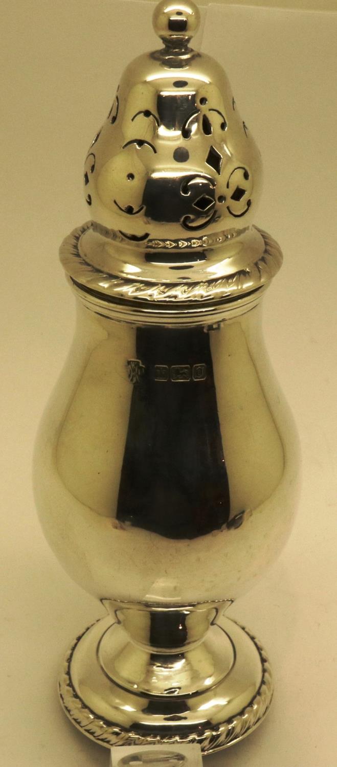 William Hutton & Sons Ltd, hallmarked silver Edward VII sugar castor, Sheffield assay 1906, H: 16