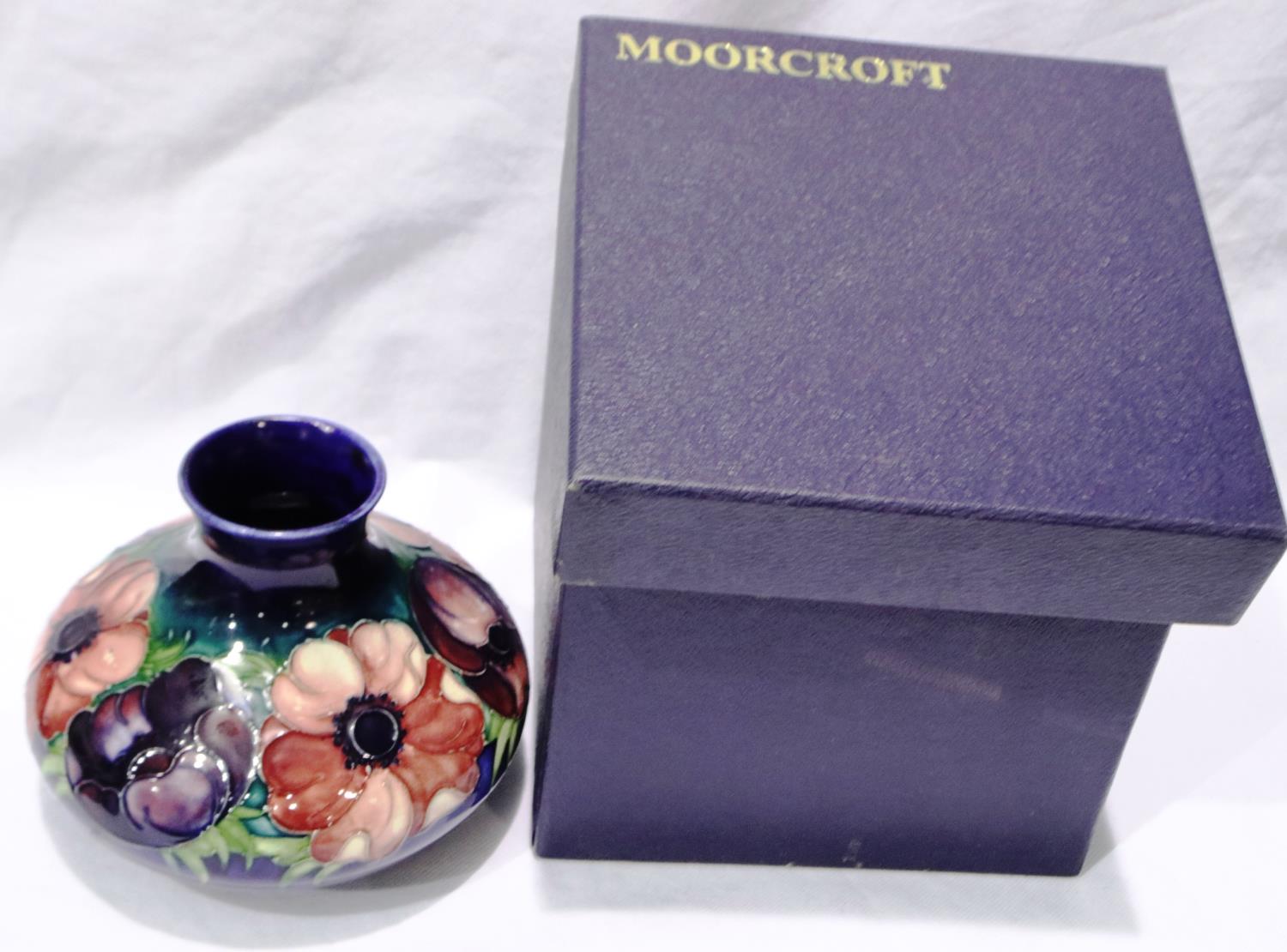 A Moorcroft squat form vase in the Pansies pattern, H: 12 cm, boxed, no cracks or chips. P&P Group 2 - Image 3 of 4