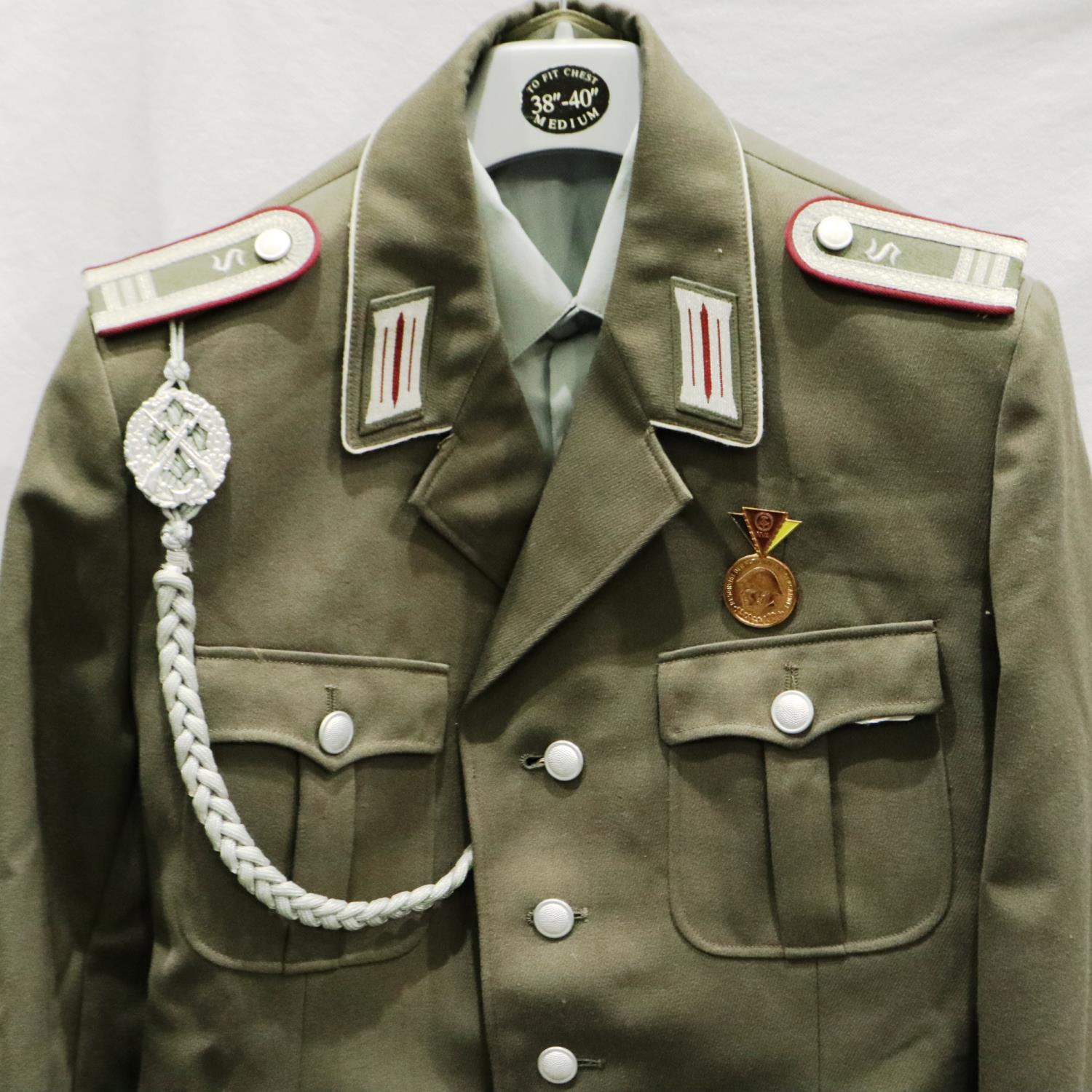 East German Armoured Division NCO uniform, comprising tunic, trousers, boots, and visor cap with - Image 2 of 4