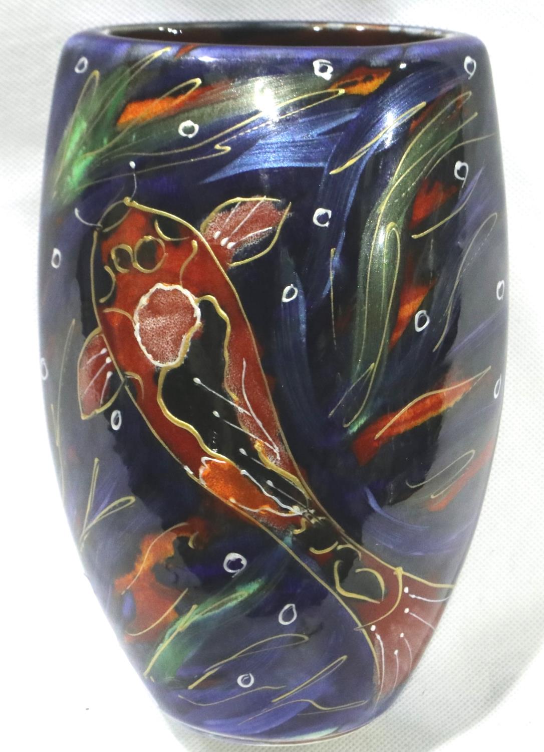 Anita Harris koi carp vase, signed in gold, H: 18 cm, no cracks or chips. P&P Group 1 (£14+VAT for