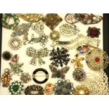 Large quantity of costume jewellery brooches including stone set examples. P&P Group 1 (£14+VAT