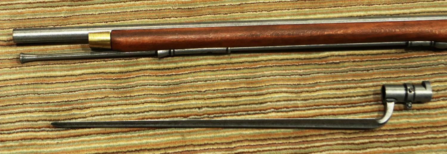Replica Flintlock musket with full working mechanism and bayonet, (non firing). P&P Group 3 (£25+VAT - Image 5 of 5