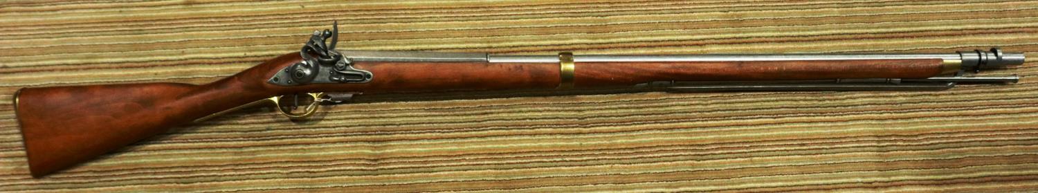 Replica Flintlock musket with full working mechanism and bayonet, (non firing). P&P Group 3 (£25+VAT