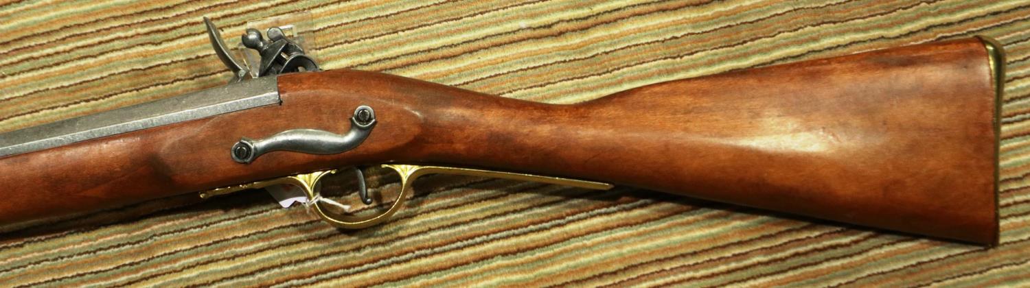 Replica Flintlock musket with full working mechanism and bayonet, (non firing). P&P Group 3 (£25+VAT - Image 4 of 5