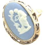 9ct gold ring with Wedgwood Jasperware insert, size O, 2.6g. P&P Group 1 (£14+VAT for the first