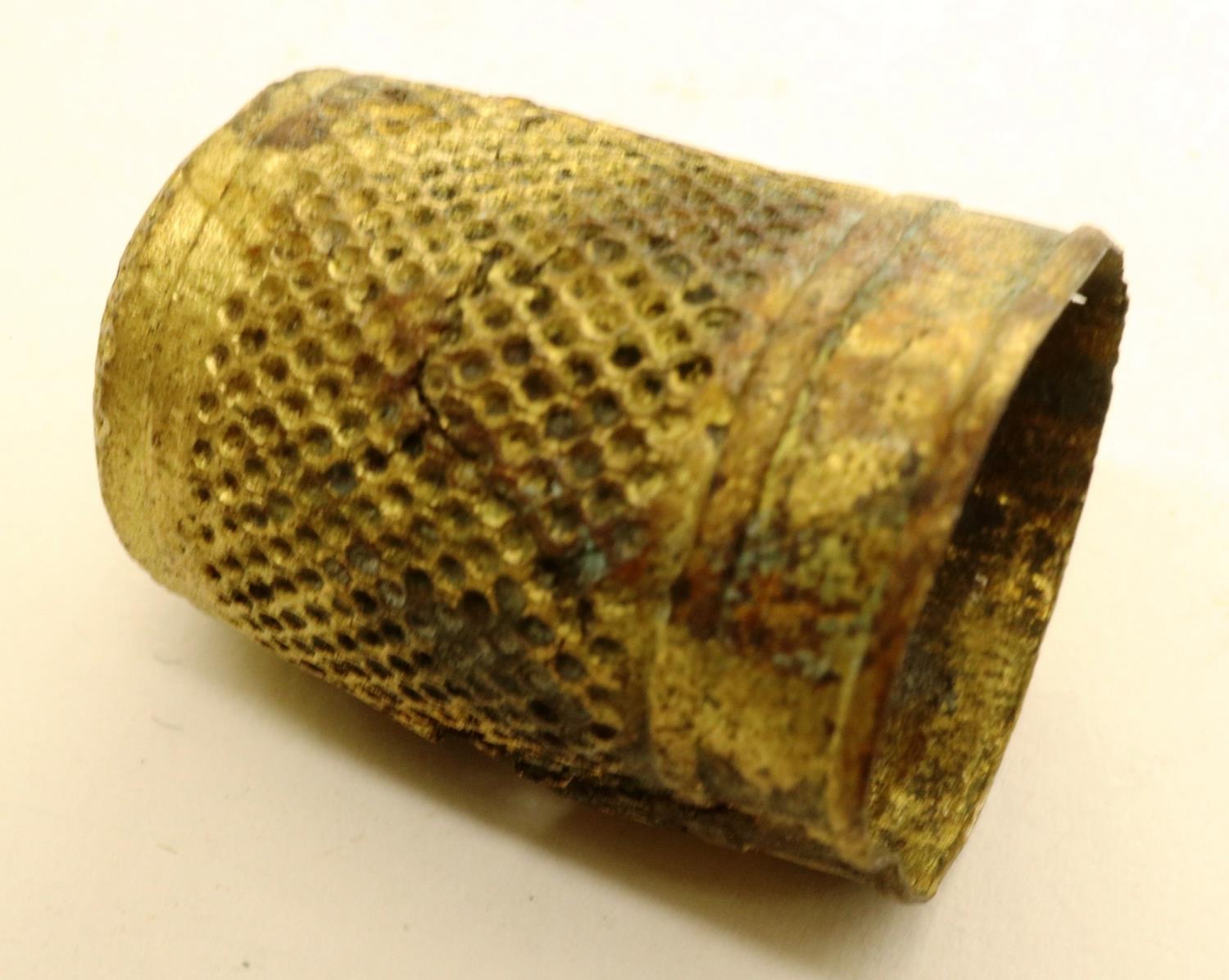 Gold plated medieval thimble, L: 20 mm. P&P Group 0 (£5+VAT for the first lot and £1+VAT for