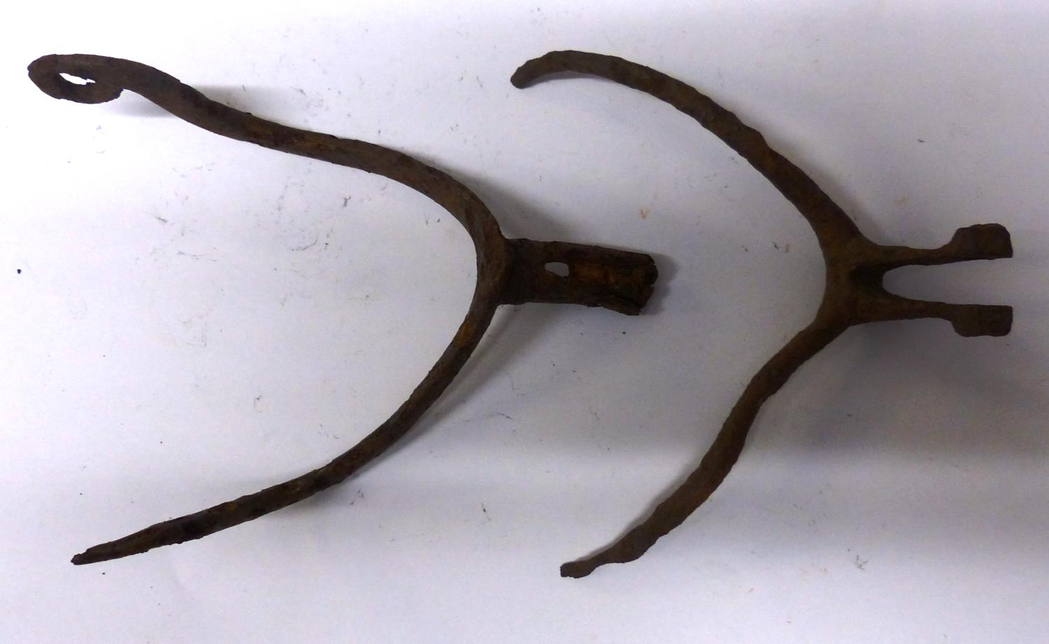 English Civil War pair of horse stirrups, L: 120 mm. P&P Group 0 (£5+VAT for the first lot and £1+ - Image 2 of 2