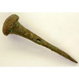 Roman Bronze Age large holding nail, L: 60 mm. P&P Group 0 (£5+VAT for the first lot and £1+VAT