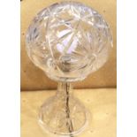 Glass crystal lamp with bulbous crystal shade, H: 45 cm. All electrical items in this lot have