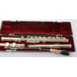 Unmarked silver plated cased flute. P&P Group 3 (£25+VAT for the first lot and £5+VAT for subsequent