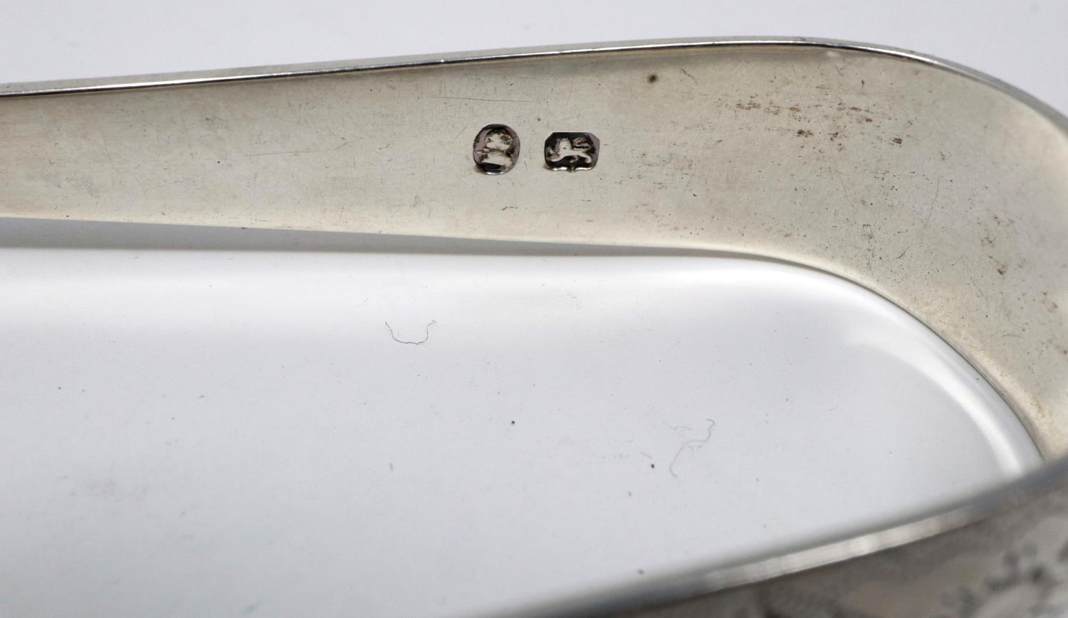 Pair of Georgian hallmarked silver sugar tongs, 29g. P&P Group 1 (£14+VAT for the first lot and £1+ - Image 2 of 2