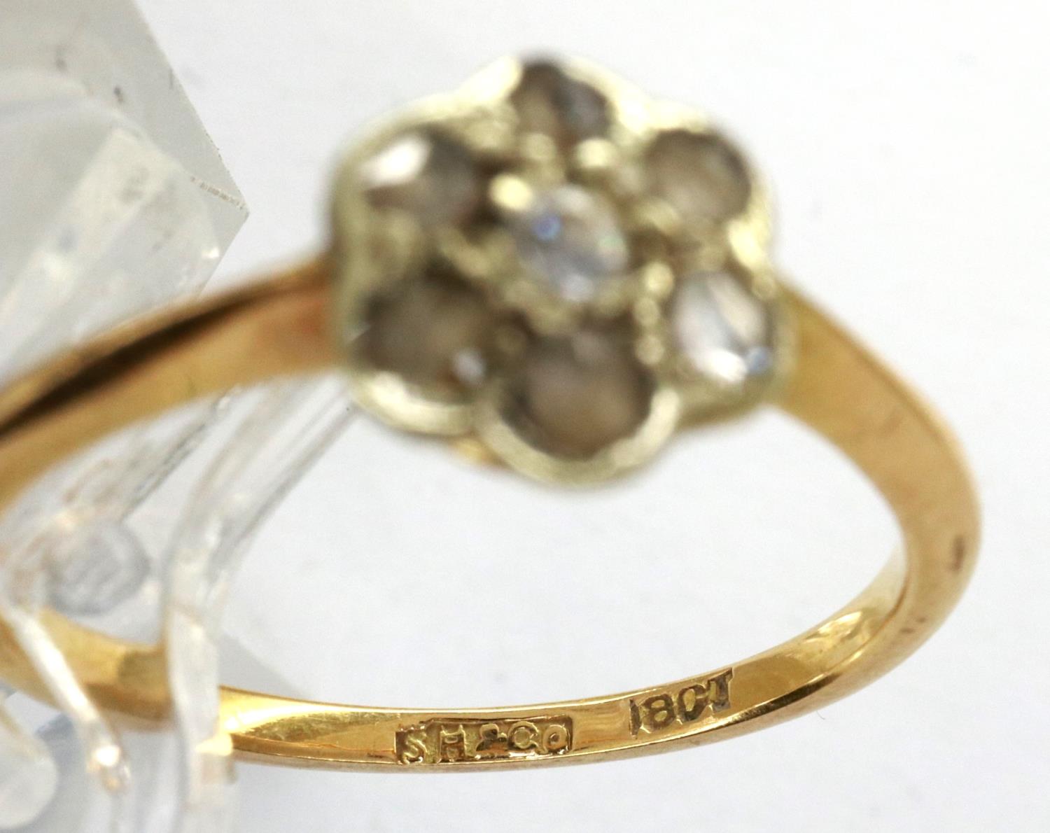 18ct gold and diamond chip daisy ring, size M, 1.9g. P&P Group 1 (£14+VAT for the first lot and £1+ - Image 3 of 3