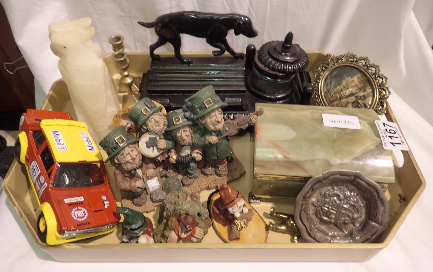 Mixed collectables including a wooden desk stand, onyx box etc. P&P Group 2 (£18+VAT for the first