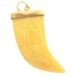 9ct gold mounted lions claw, H: 30 mm. P&P Group 1 (£14+VAT for the first lot and £1+VAT for