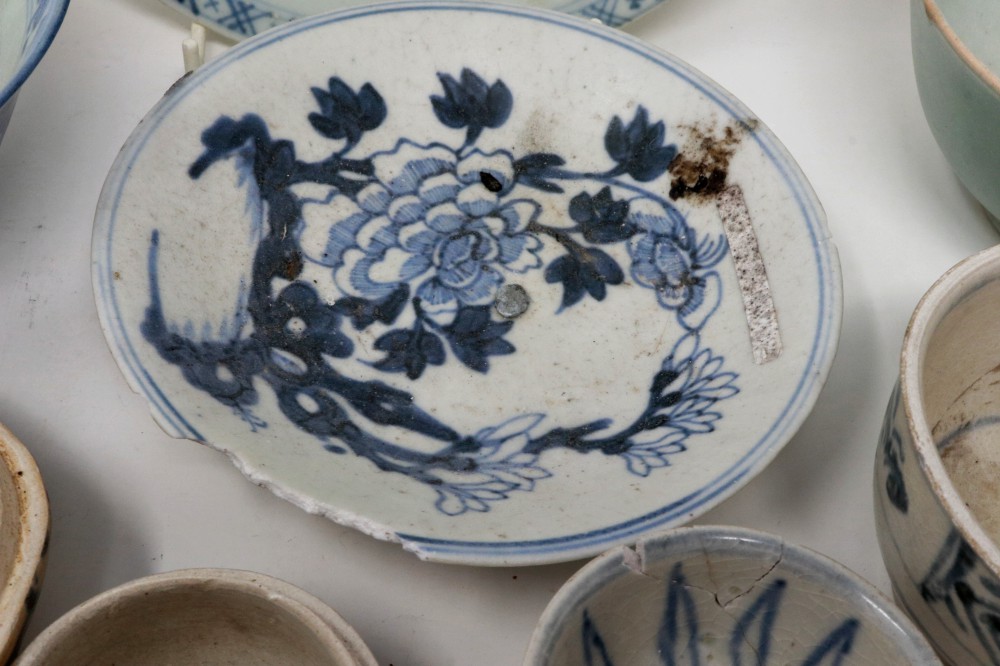 Collection of damaged blue and white Chinese ceramics. Not available for in-house P&P - Image 3 of 6