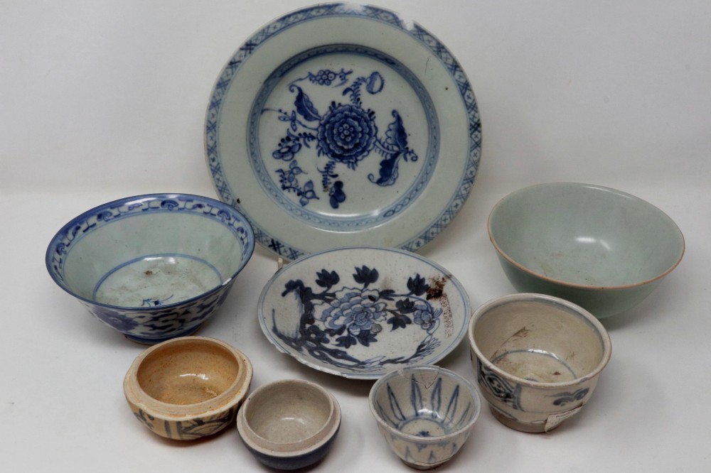 Collection of damaged blue and white Chinese ceramics. Not available for in-house P&P