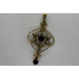 9ct gold Art Noveau pendant set with amethyst and seed pearl, H: 35 mm, 1.9g. P&P Group 1 (£14+VAT