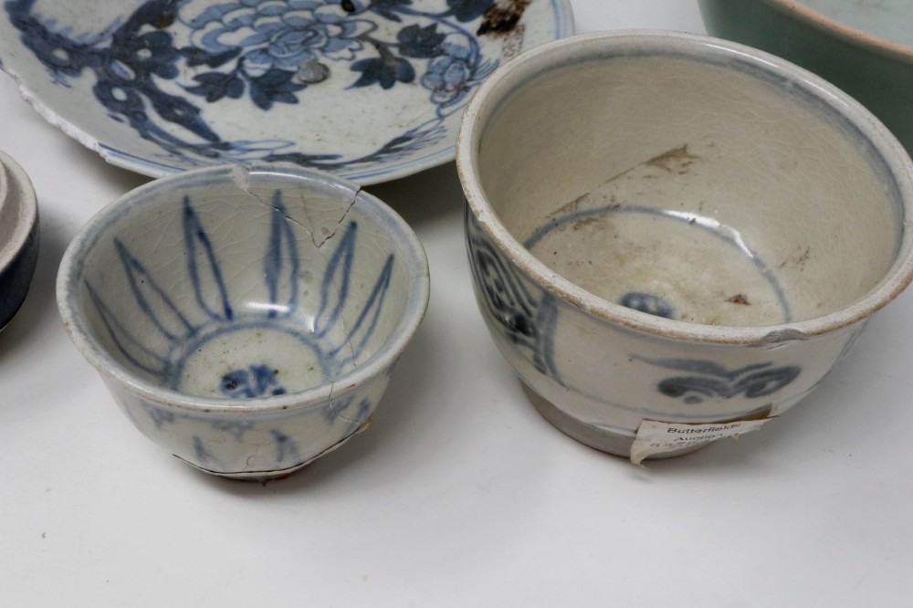 Collection of damaged blue and white Chinese ceramics. Not available for in-house P&P - Image 5 of 6