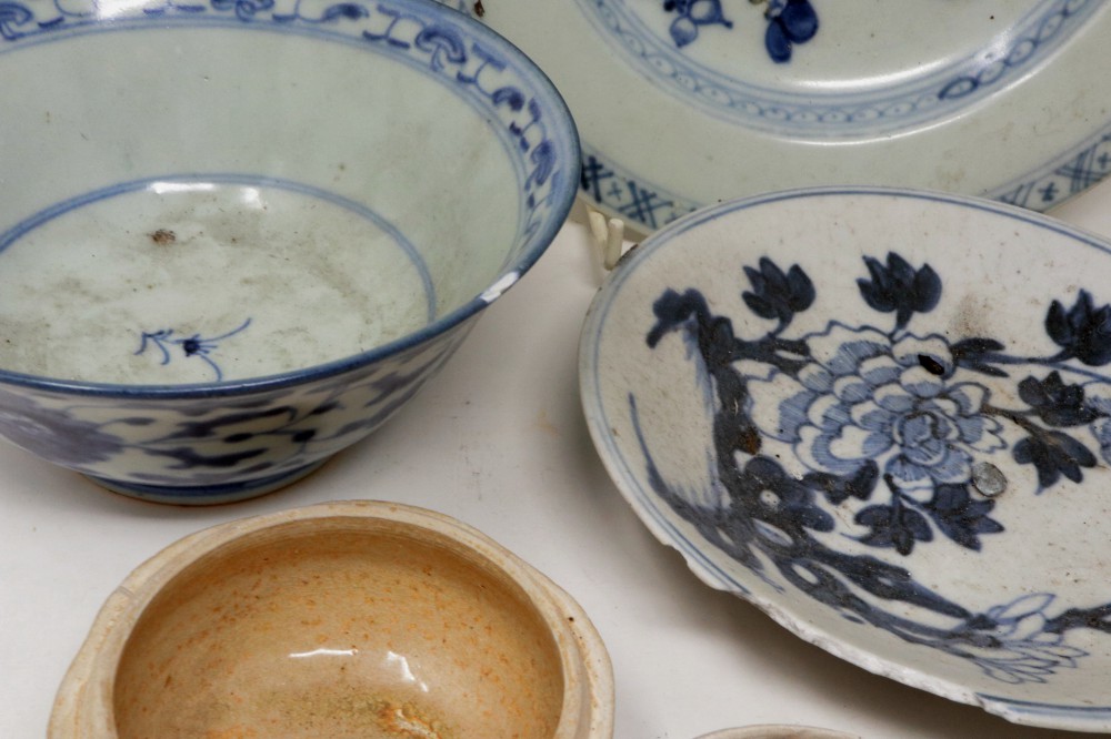 Collection of damaged blue and white Chinese ceramics. Not available for in-house P&P - Image 4 of 6