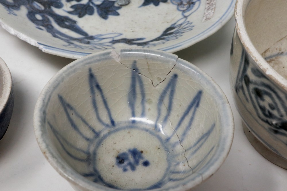 Collection of damaged blue and white Chinese ceramics. Not available for in-house P&P - Image 6 of 6