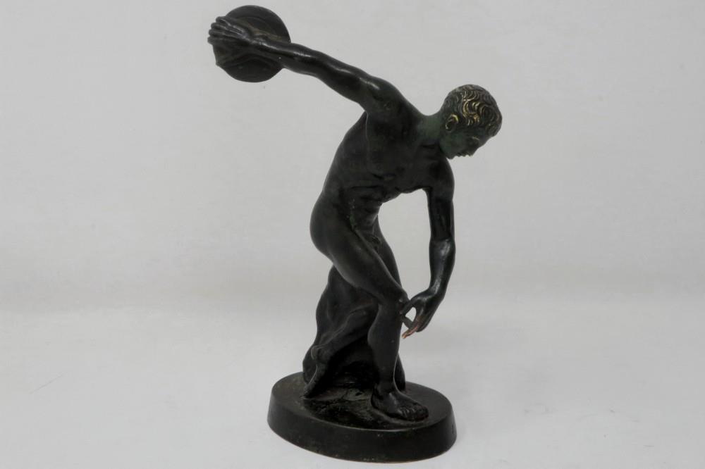 Bronze statue of discus thrower, H: 14 cm. P&P Group 1 (£14+VAT for the first lot and £1+VAT for