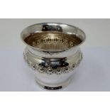 Hallmarked silver pot, London assay, H: 75 mm, 42g. P&P Group 1 (£14+VAT for the first lot and £1+