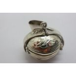 925 silver photo ball pendant, H: 25 mm. P&P Group 1 (£14+VAT for the first lot and £1+VAT for