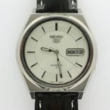 SEIKO: gents automatic wristwatch with day and date aperture on a black leather strap, working at