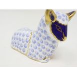 Royal Crown Derby lamb paperweight, second quality, no cracks or chips, H: 60 mm. P&P Group 1 (£14+