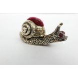 925 silver snail pin cushion with garnet eyes, L: 30 mm. P&P Group 1 (£14+VAT for the first lot